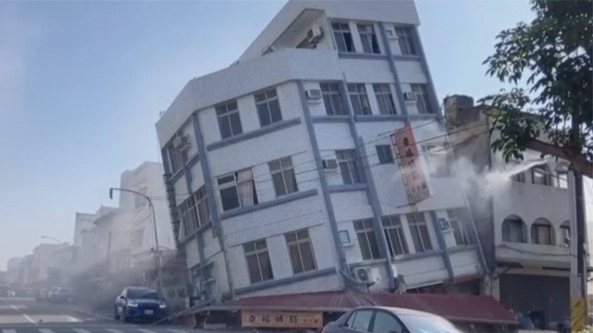 تائیوان میں عمارت گر گئی۔