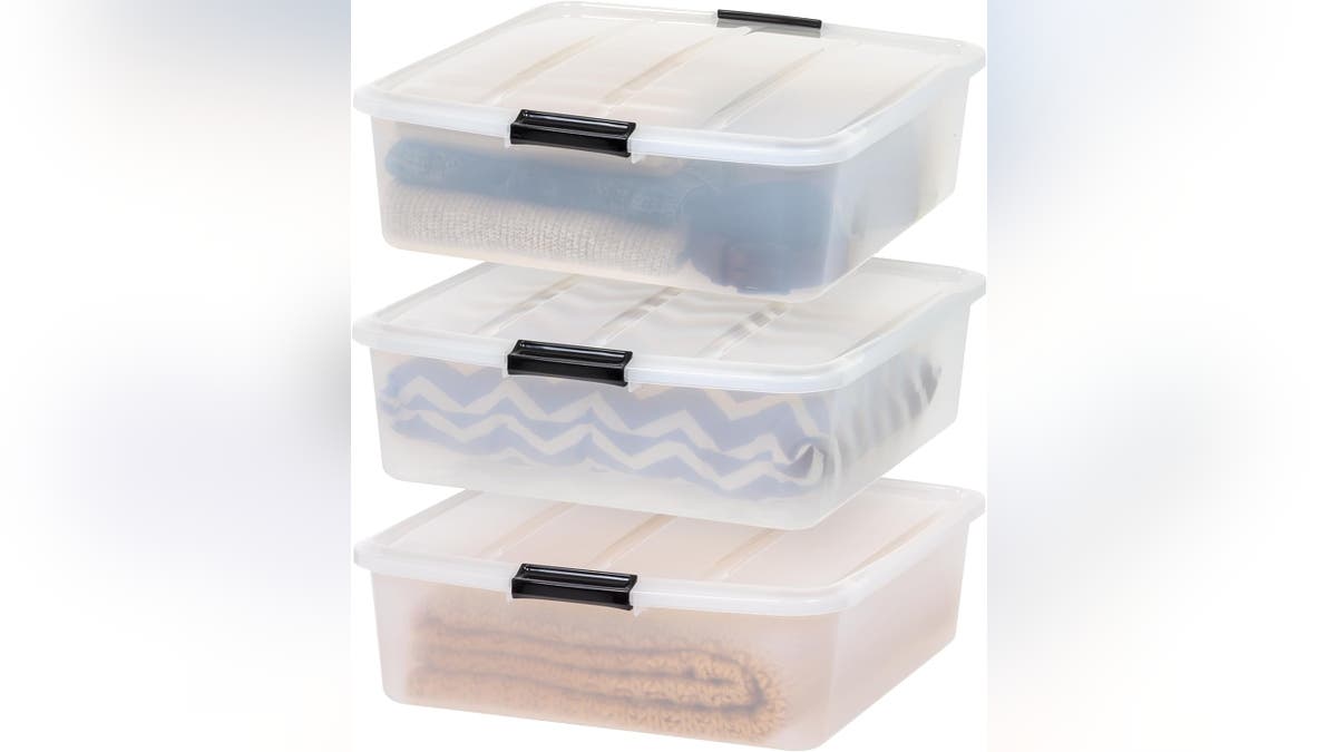 Kotak penyimpanan plastik yang dapat digeser di bawah tempat tidur Anda.