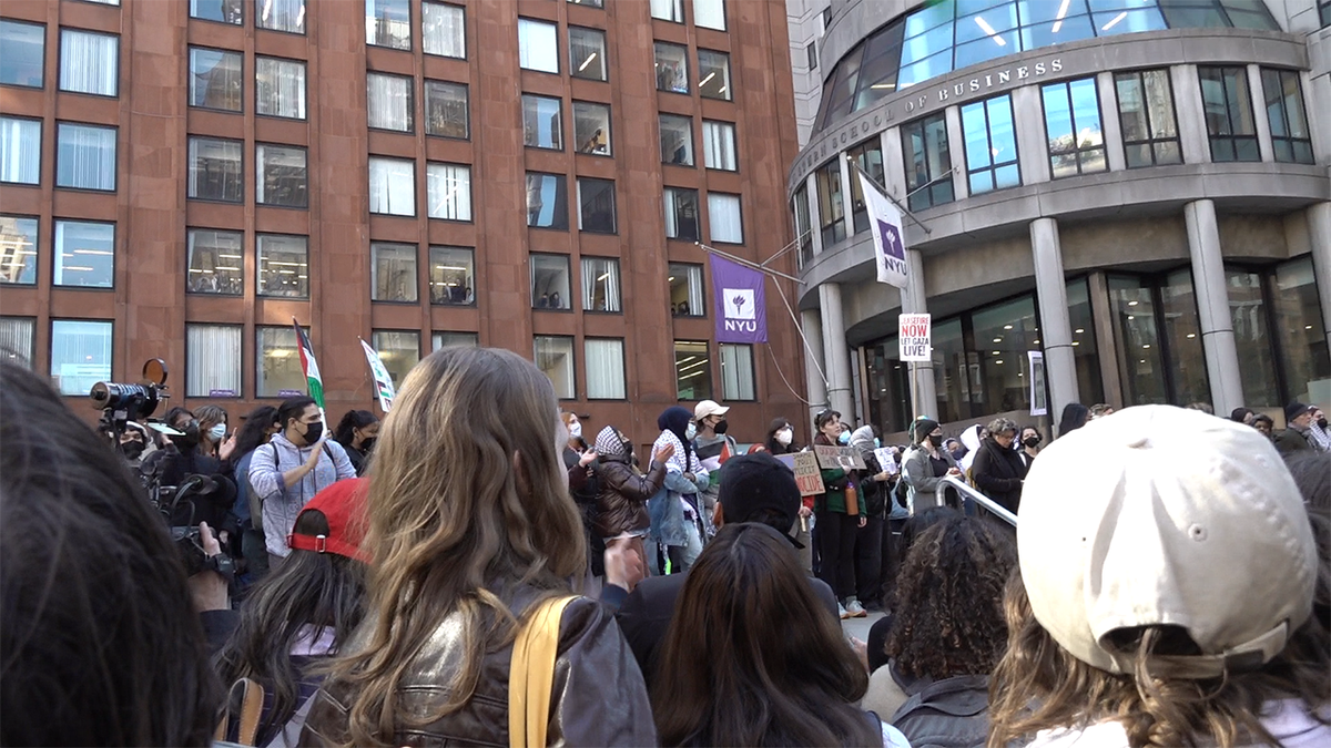 Crowd in front of NYU building with anti-Israel protesters