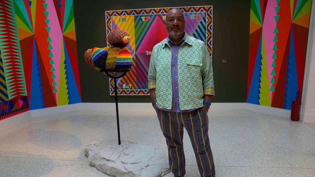O artista Jeffrey Gibson posa dentro do pavilhão dos EUA durante o dia aberto à mídia na 60ª Bienal de Artes de Veneza, Itália