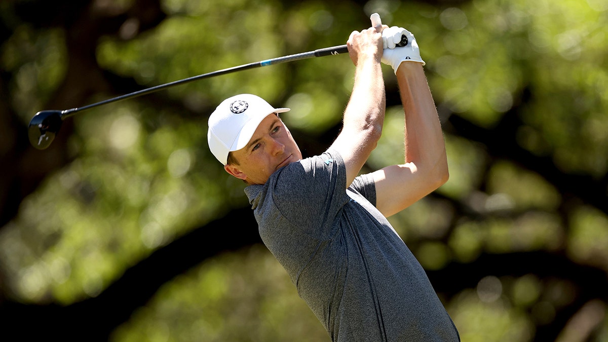 Jordan Spieth swings club