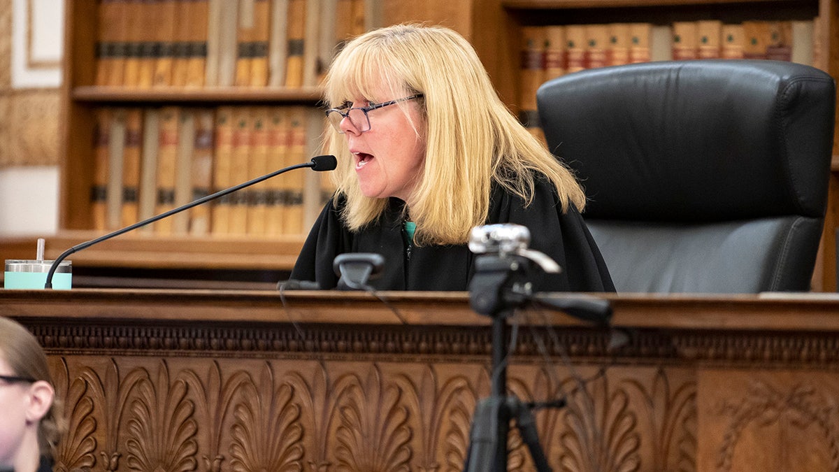 A juíza Beverly Cannone preside a seleção do júri durante o julgamento de Karen Read no Tribunal Superior do Condado de Norfolk
