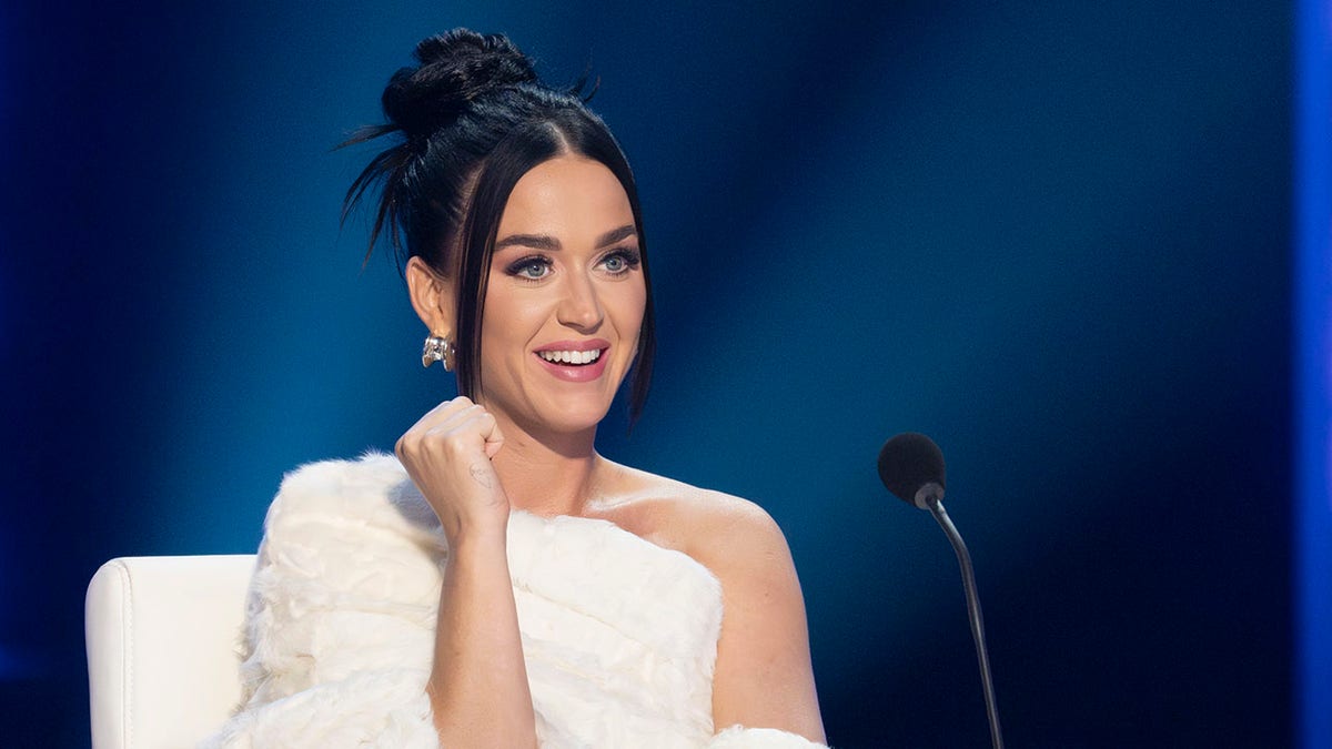 Katy Perry sentada na mesa dos jurados do American Idol