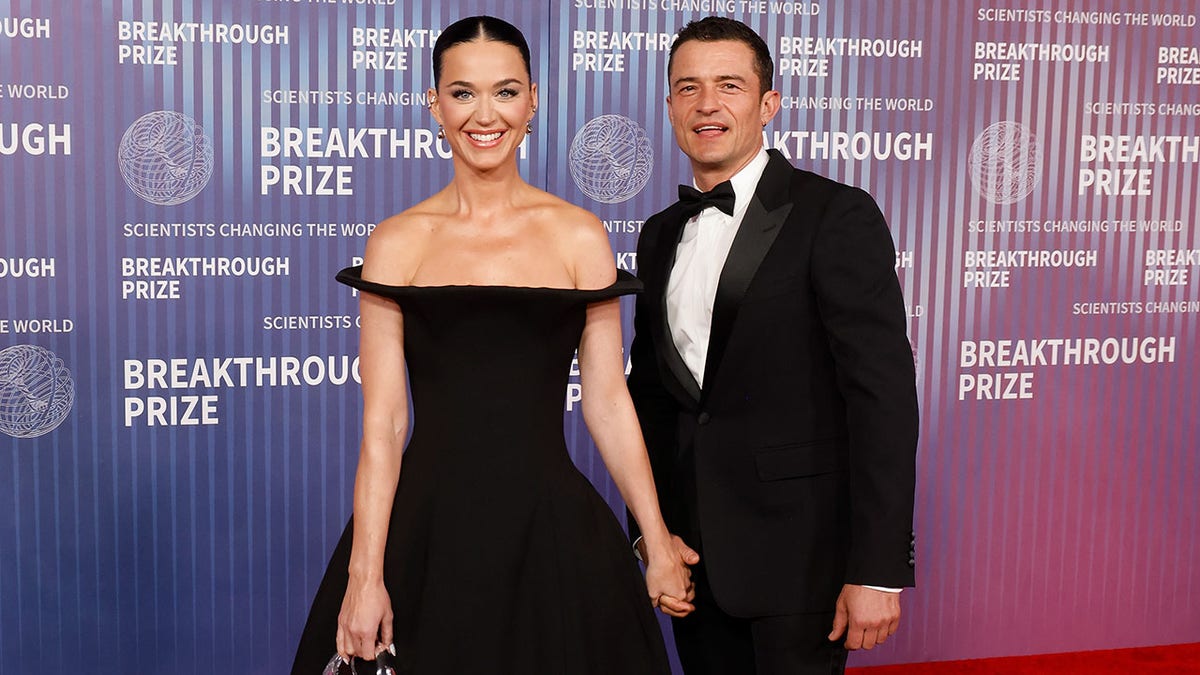 Katy Perry and Orlando Bloom holding hands on the red carpet