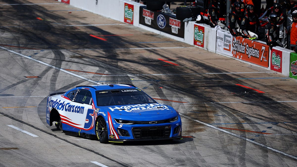 Kyle Larson looses his wheel