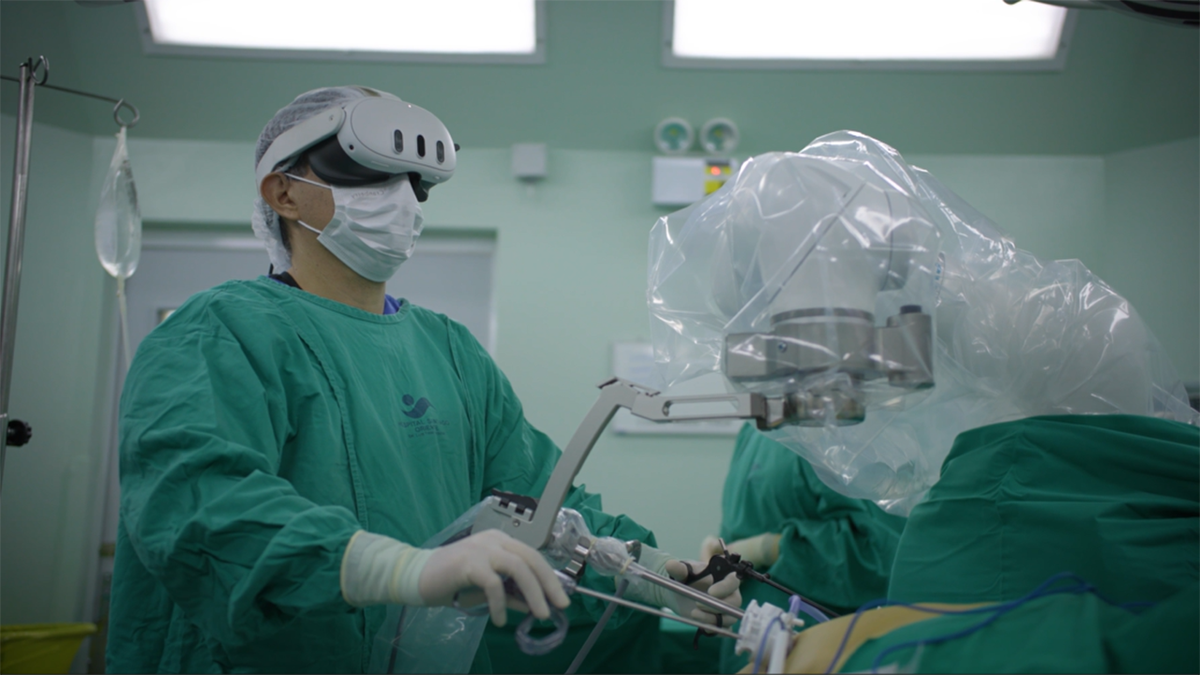 dr.  rodríguez realiza cirugía con sistema AR