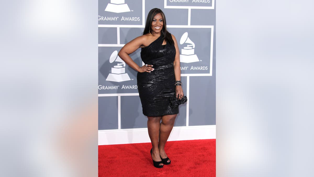 Mandisa posing on the Grammy red carpet