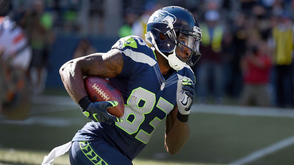 Ricardo Lockette futbolla koşuyor
