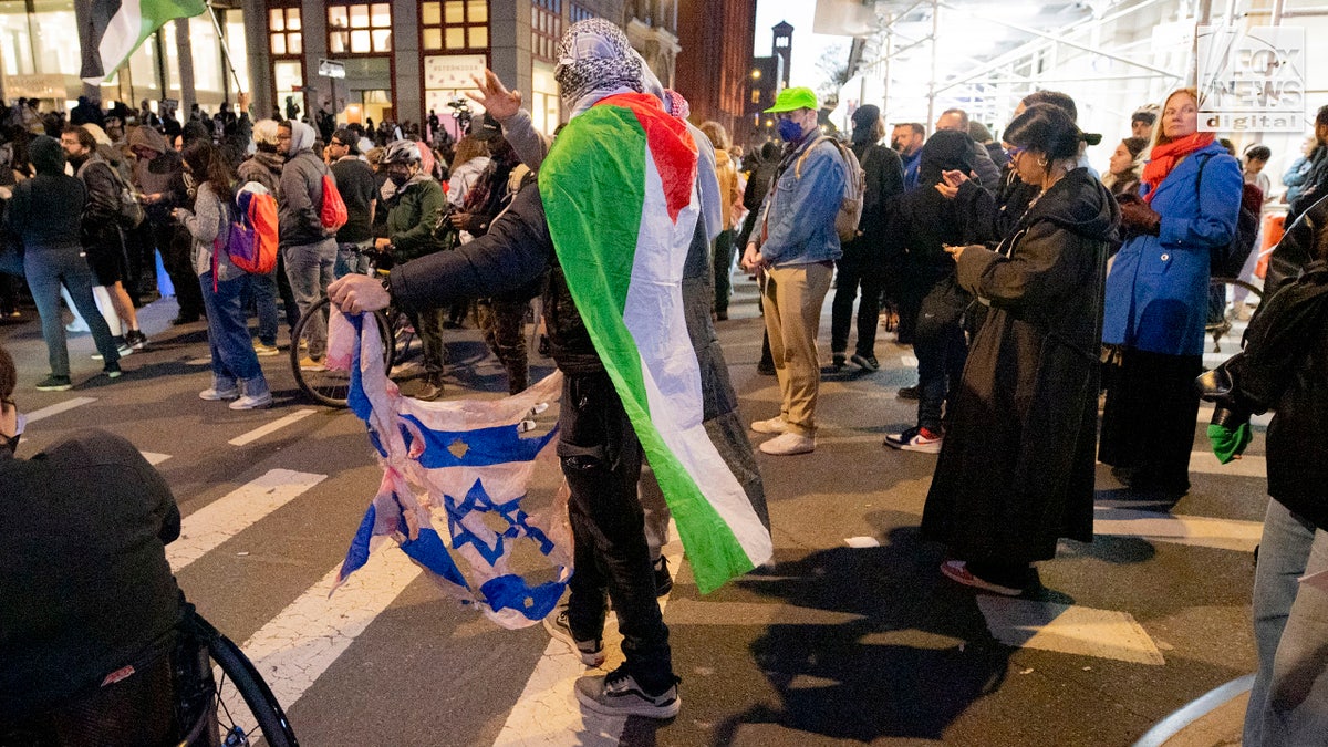 Stotine protuizraelskih agitatora organiziraju prosvjede ispred poslovne škole Stern na NYU na Manhattanu
