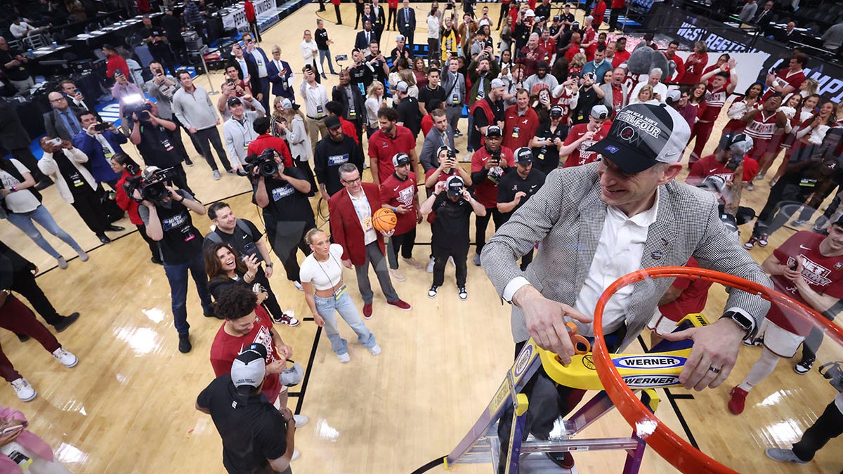 Nate Oats cuts down the nets