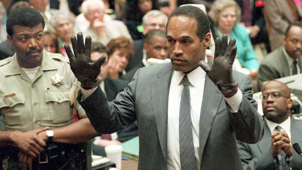 OJ Simpson muestra al jurado un nuevo par de guantes Aris extra grandes, similares a los guantes encontrados en la escena del crimen de Bundy y Rockingham