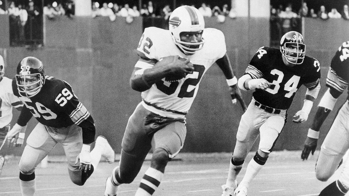 O.J. Simpson breaks away from Steeler tacklers Jack Russell (59) and Andy Russell
