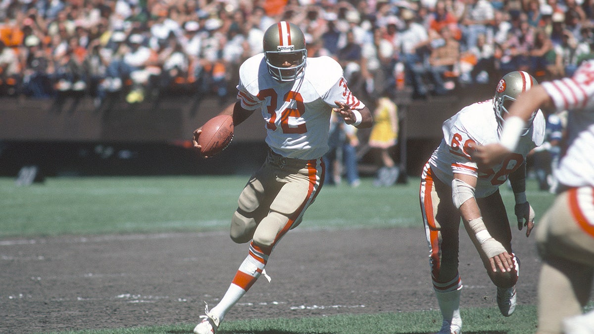 Running back O.J. Simpson #32 of the San Francisco 49ers carries the ball against the Seattle Seahawks