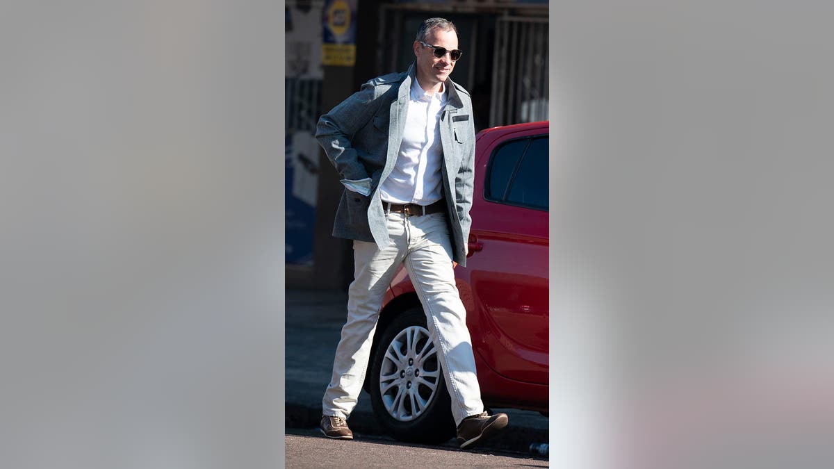 Oscar Pistorius hoda do svog automobila