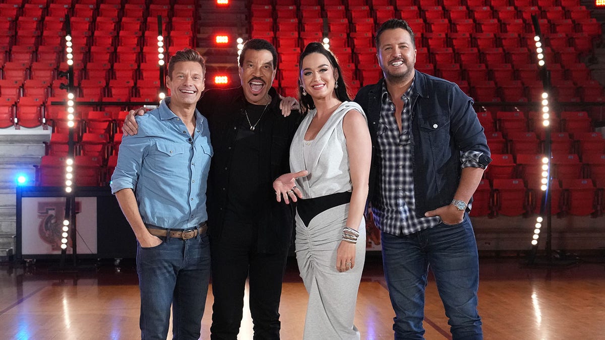 Ryan Seacrest, Lionel Richie, Katy Perry, and Luke Bryan pose together