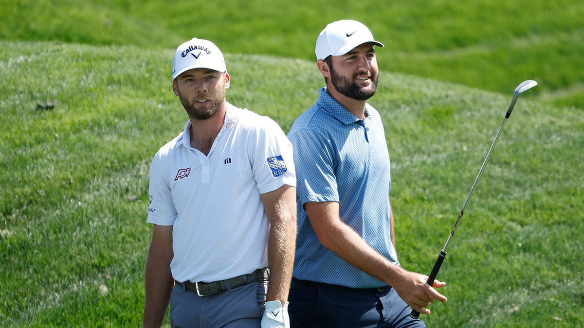 Sam Burns y Scottie Scheffler en el campo de golf