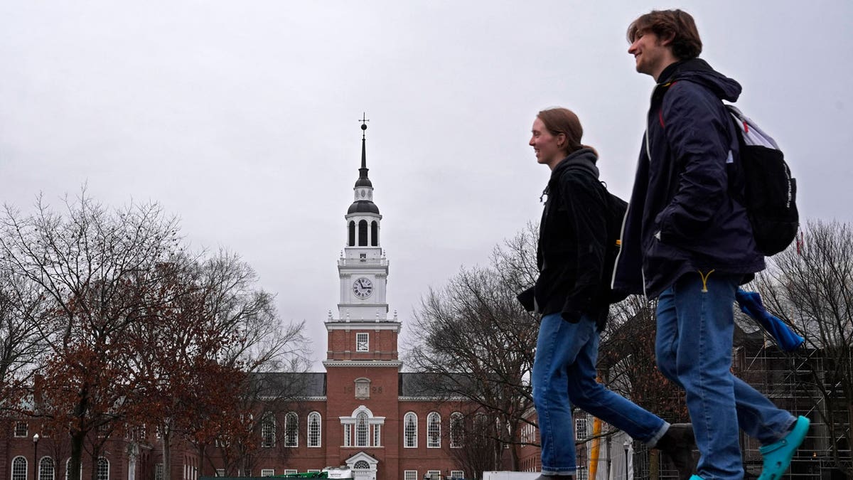 Students transverse nan field of Dartmouth College