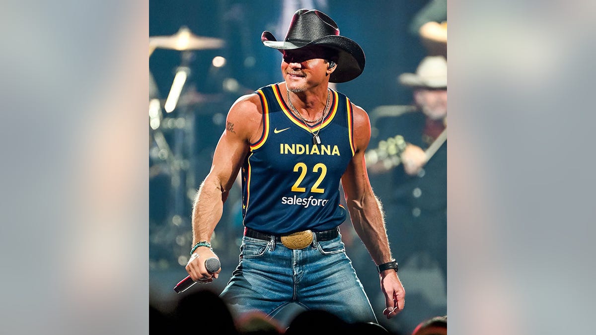 Tim McGraw with a Caitlin Clark jersey