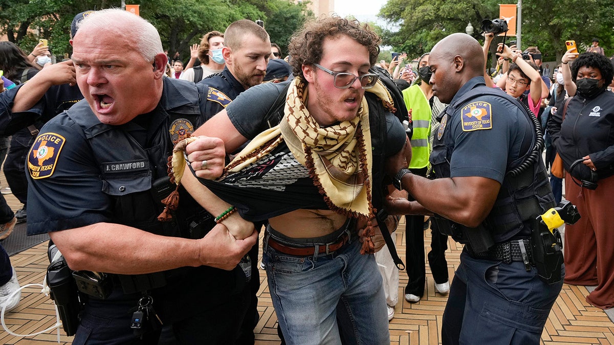Policiais da Universidade do Texas prendem um homem em um protesto pró-Palestina