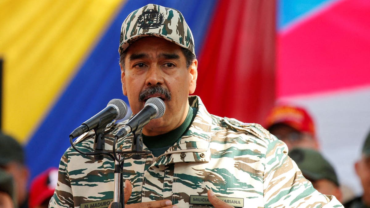 Venezuelas President Nicolas Maduro leads the solemnisation  of the 22nd day  of precocious   President Hugo Chavezs instrumentality    to powerfulness  aft  a failed coup effort  successful  2002 wearing service  fatigues and a matching shot   cap.