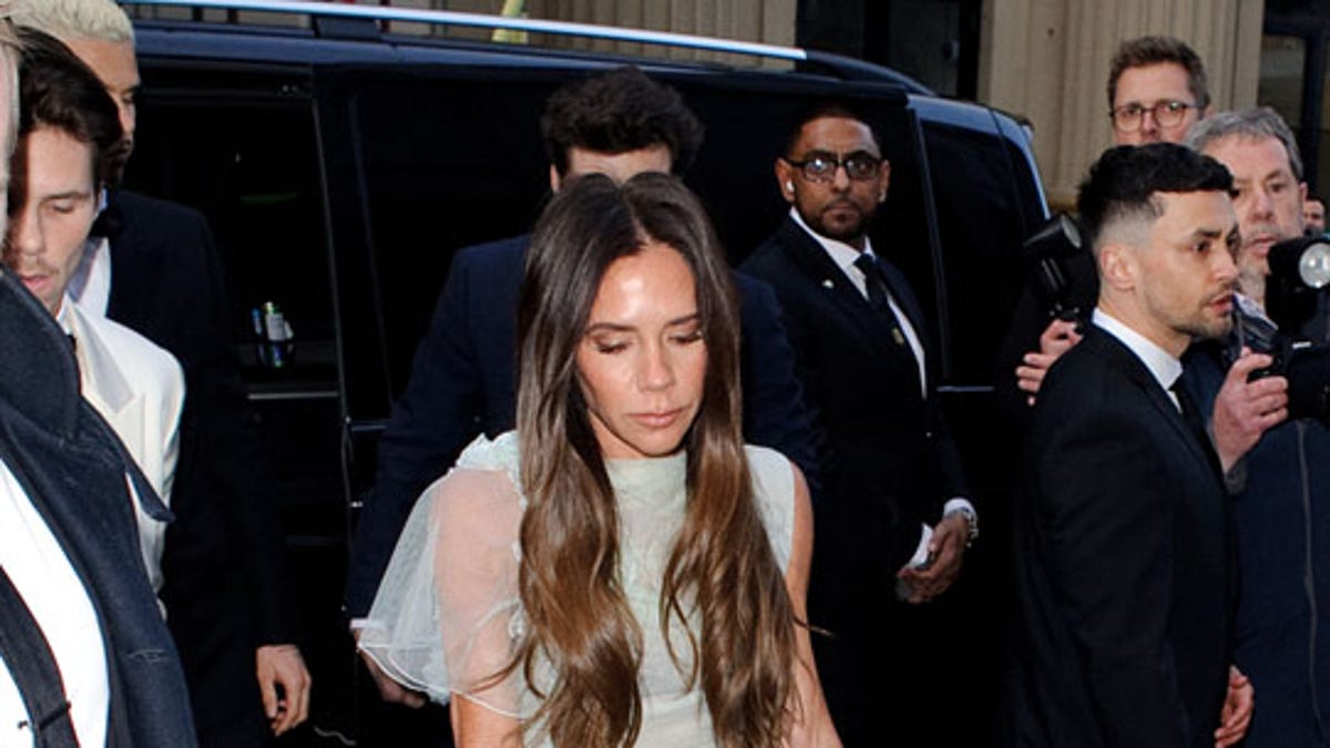 Victoria Beckham Arrives At 50th Birthday Celebration On Crutches ...