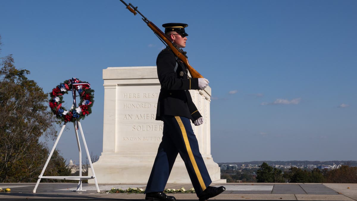 Soldado camina en el Cementerio Nacional de Arlington