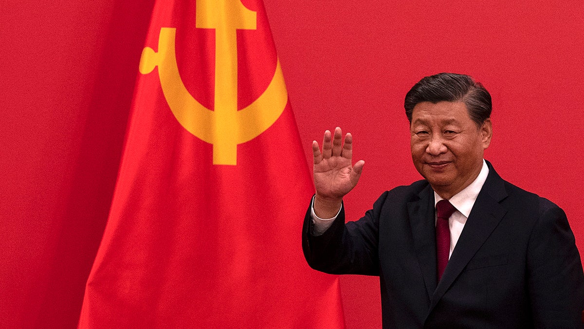 Xi Jinping waving
