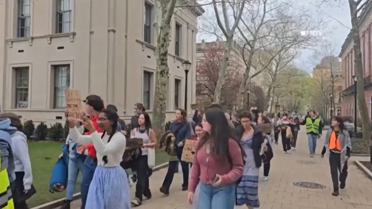 Manifestantes de Yale marchan por el campus