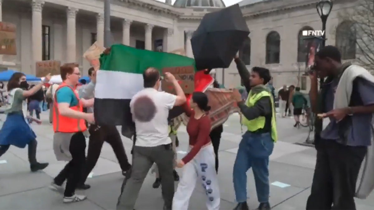 Los manifestantes de Yale acosan a un hombre