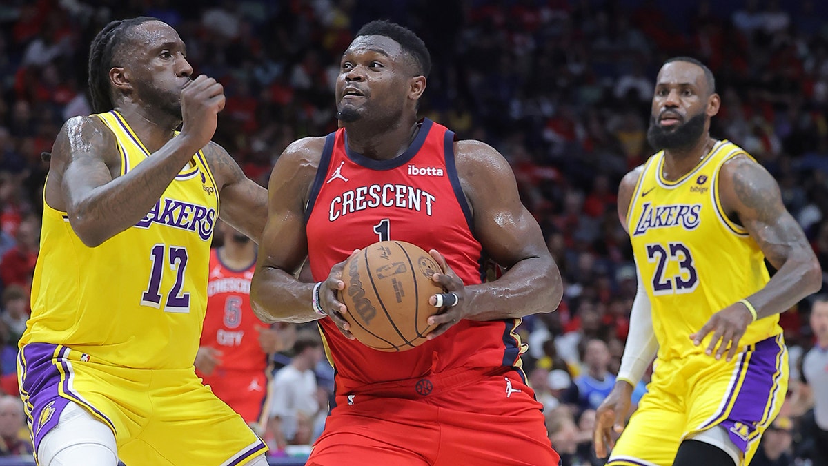 Zion Williamson drives to hoop