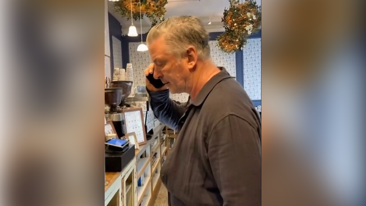 Alec Baldwin bate no telefone de um agitador anti-Israel dentro de uma cafeteria.