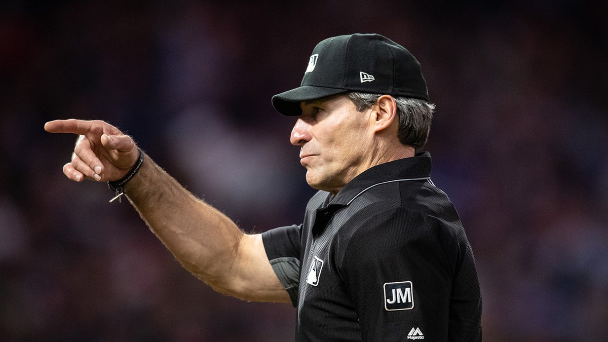 Angel Hernandez pointing