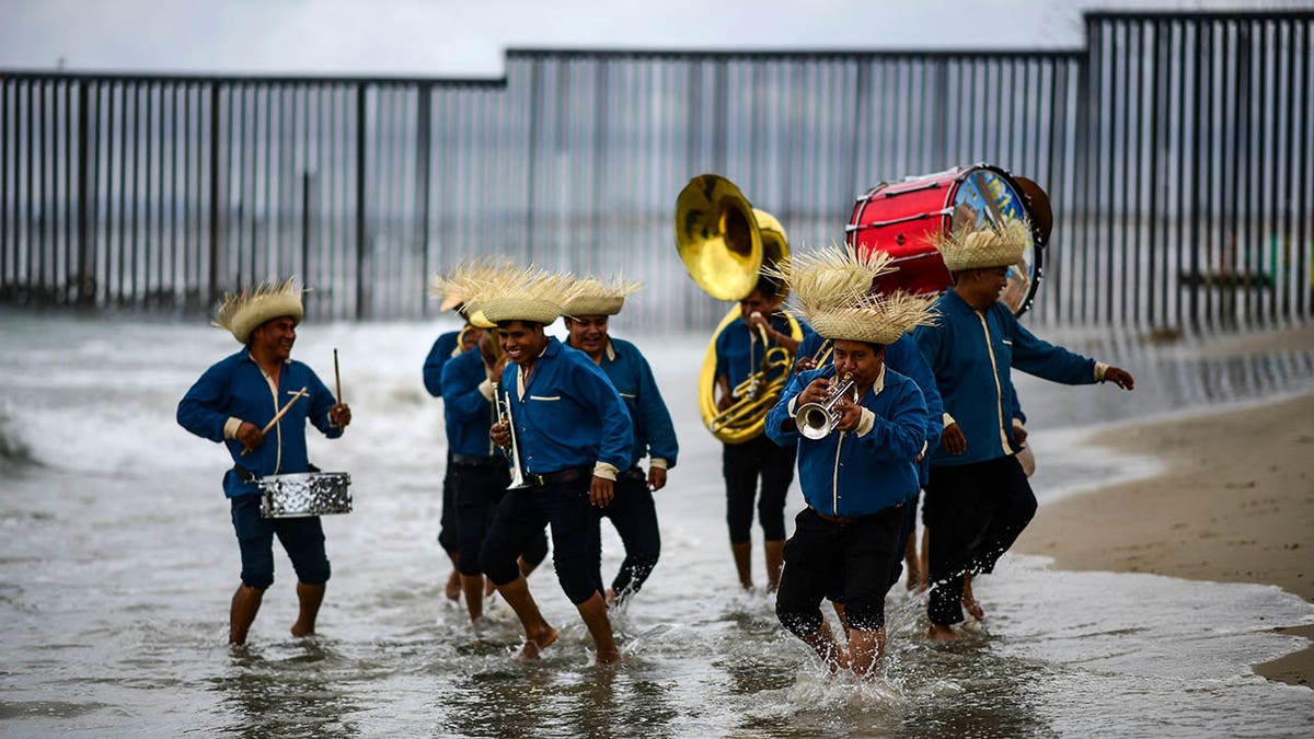 bands in Mexico receive noise complaints on beaches