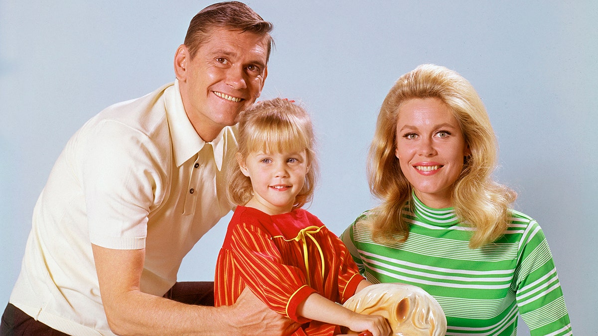 The cast of "Bewitched" posing for a photo