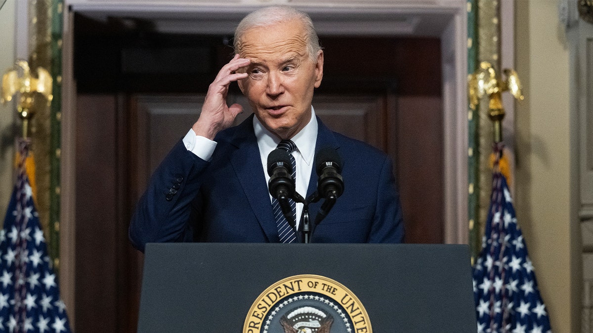 Biden tocándose la cabeza