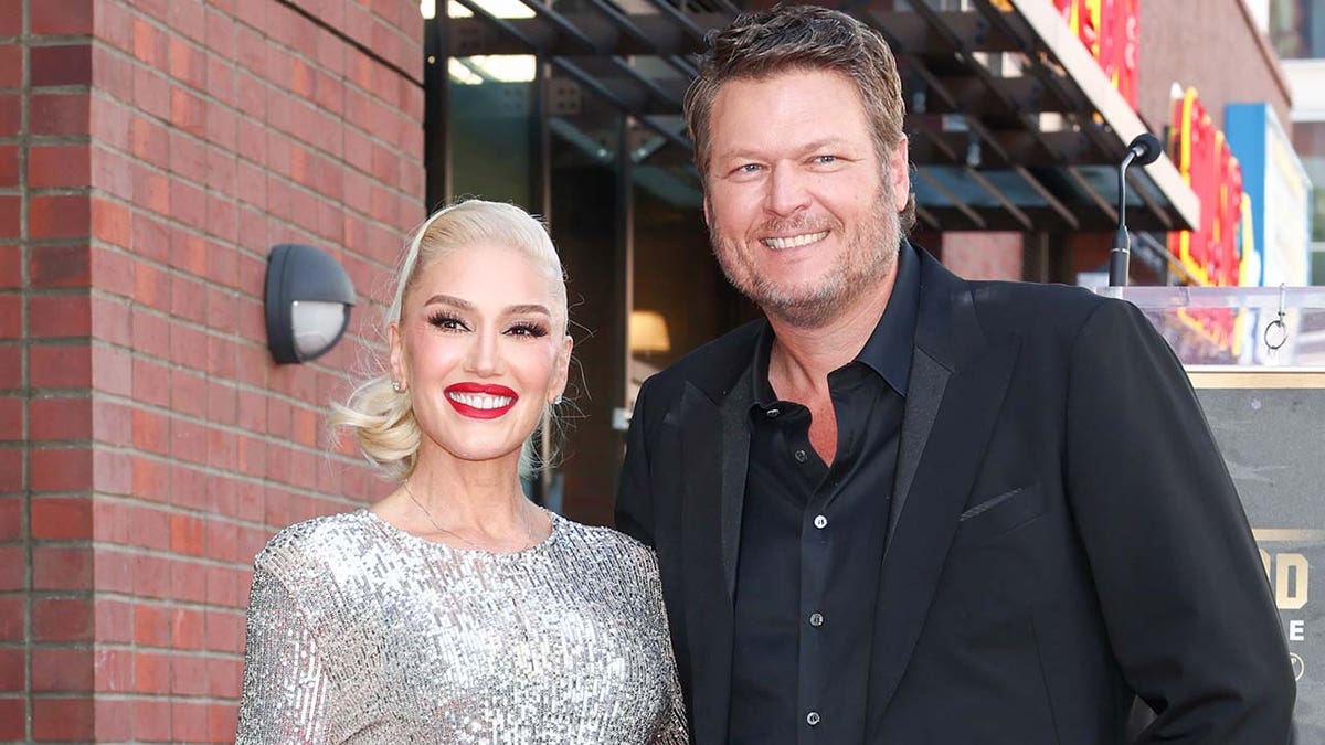 Blake Shelton, Gwen Stefani smiling