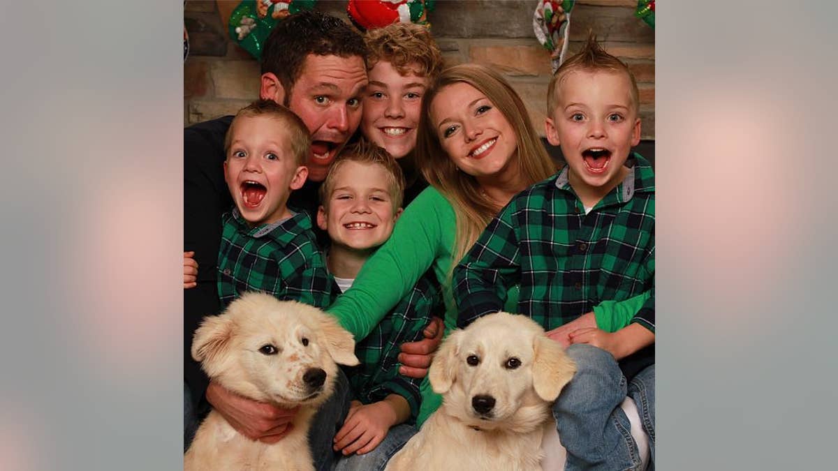 Lindsay Candy and her 4 boys during nan Christmas earlier her hubby slayer her and 3 of their 4 sons.