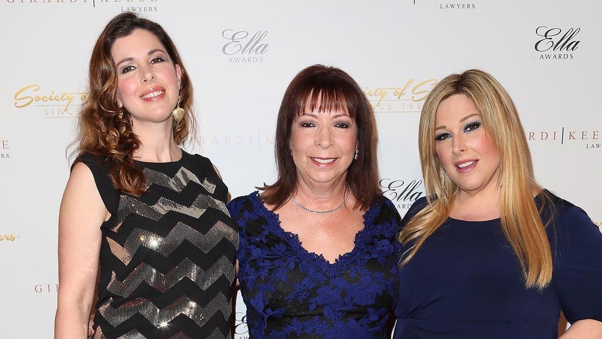 Carnie Wilson with sister Wendy and mom Marilyn