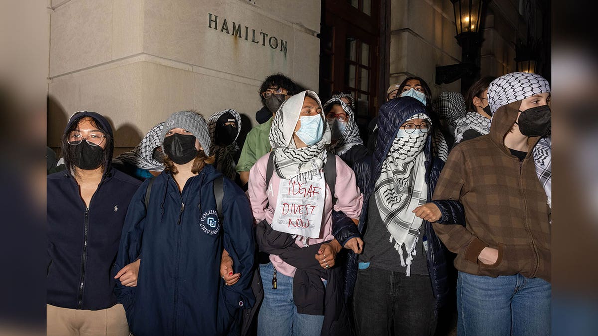 los manifestantes de la universidad de columbia protestan juntos