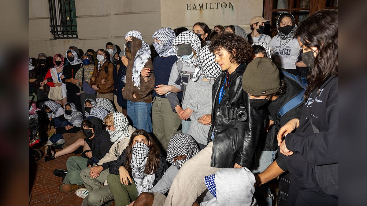 los manifestantes de la universidad de columbia protestan juntos