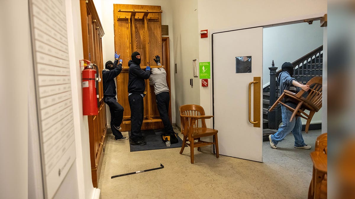 columbia university protestors barricade door