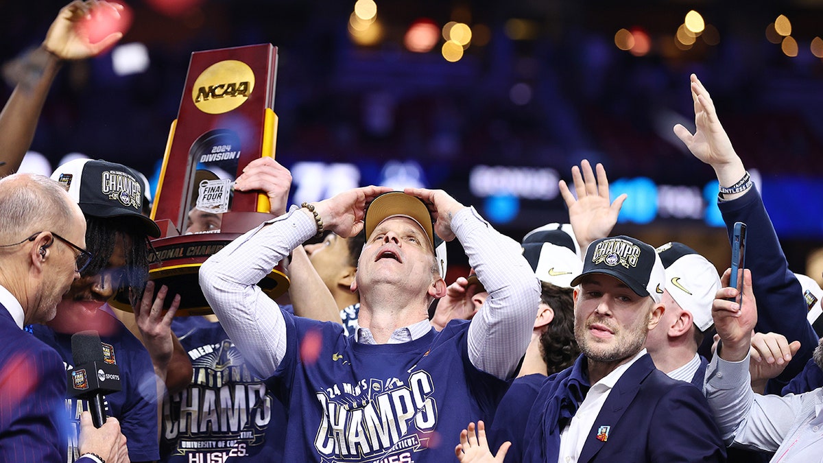 UConn’s Dan Hurley Offers Honest Admission About Kentucky Coaching ...