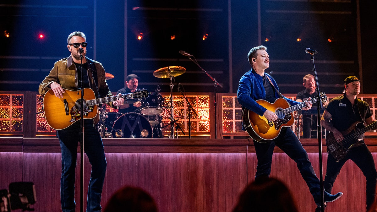 Morgan Wallen e Eric Church dedilharam guitarras no palco em premiação em Nashville.