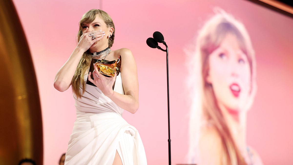 Taylor Swift recebe prêmio no Grammy