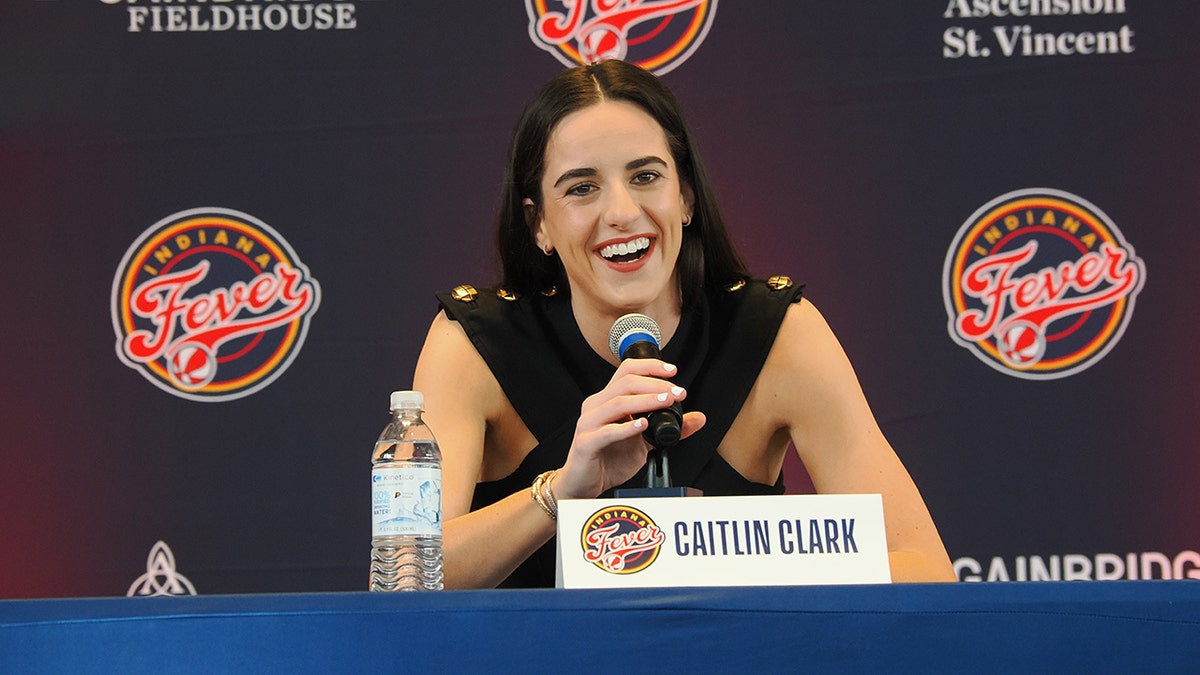 Caitlin Clark sorri em coletiva de imprensa