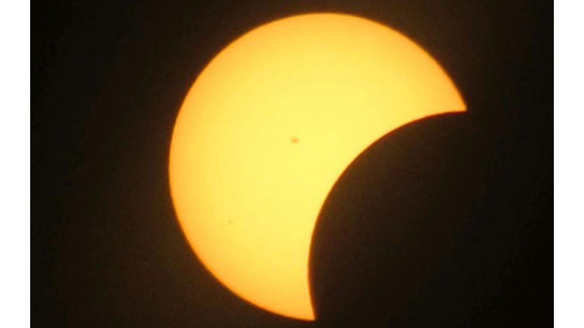 Eclipse solar total e fé inabalável ‘A luz vem depois das trevas