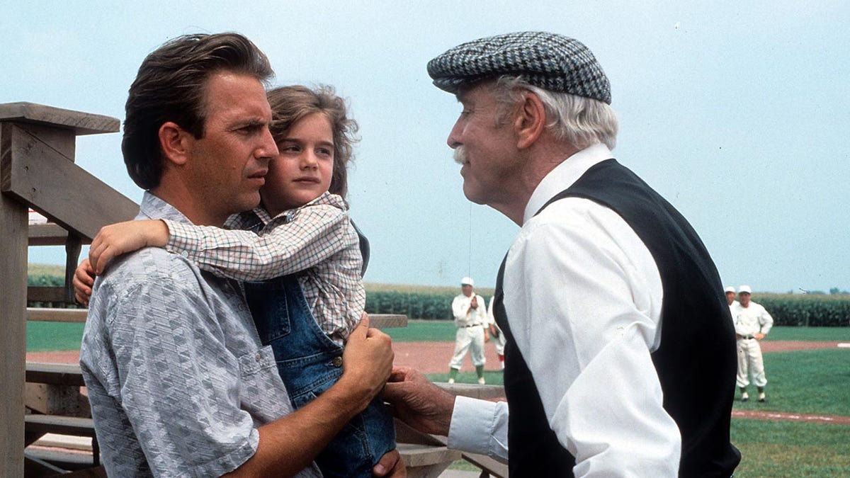 Kevin Costner, Gaby Hoffman e Burt Lancaster em cena de "Campo dos sonhos"