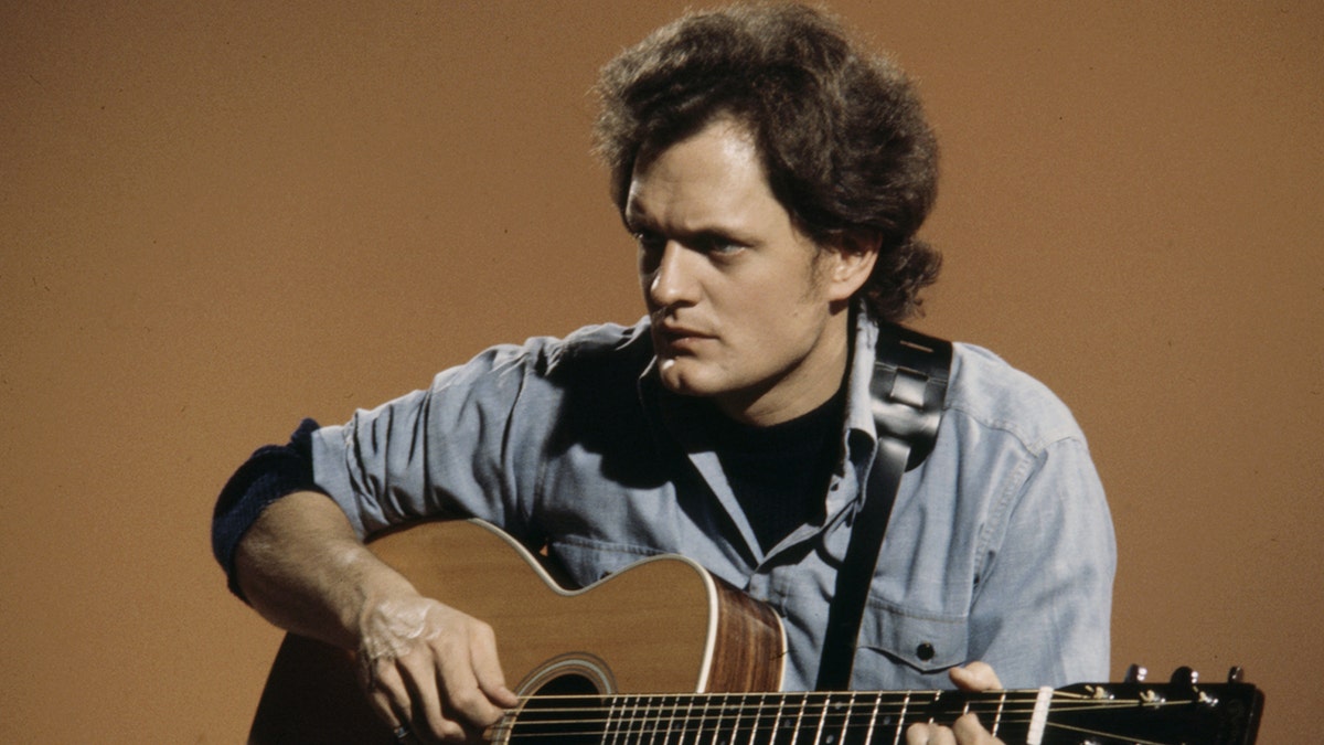 Harry Chapin posing for photos in 1975