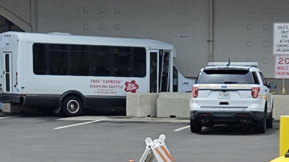 Honolulu tourist shuttle collides into group of pedestrians at cruise pier, 1 dead