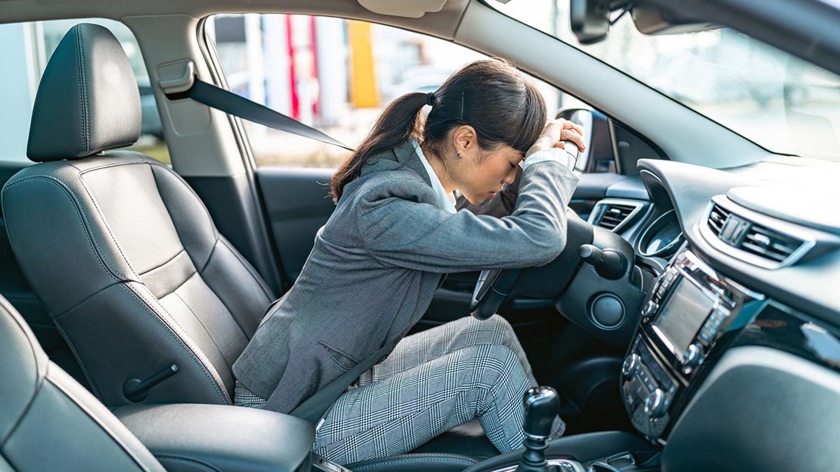 Wanita lelah di mobilnya